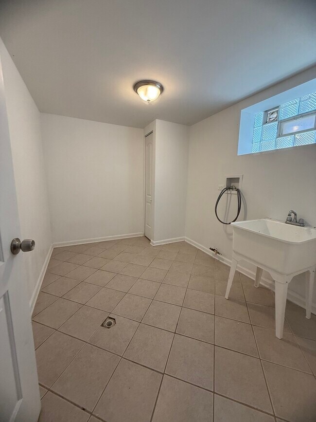 Building Photo - 6436 S Lamon Ave