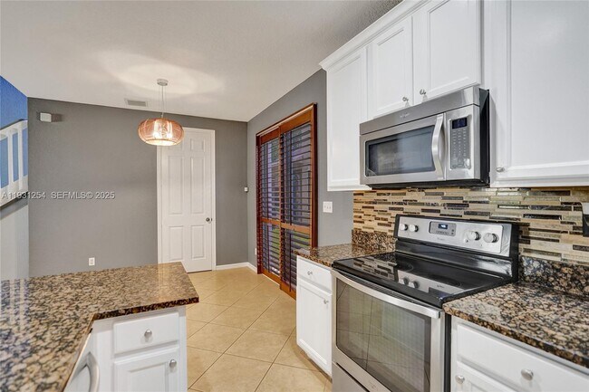 Building Photo - 2057 SE Avon Park Dr