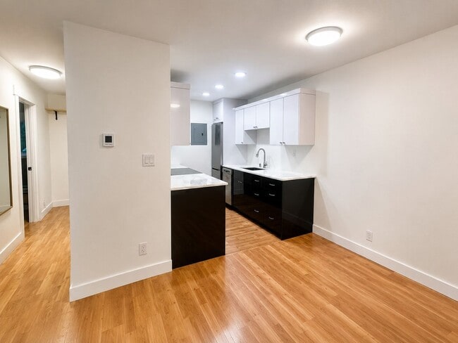 Building Photo - 2bd/1ba Seattle Condo