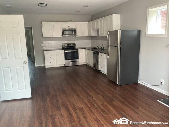 Building Photo - Completely Renovated New and Open Concept ...