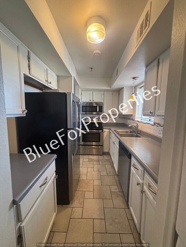 Building Photo - 2601 W Broadway Blvd