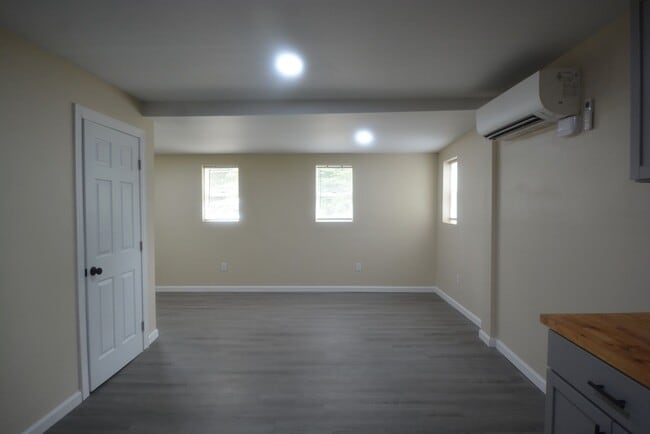 Building Photo - Updated and Charming 3 Bedroom 1.5 Bathroo...