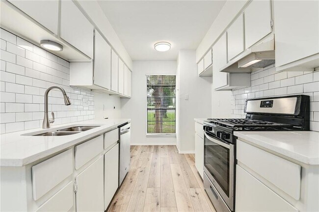 Building Photo - 1602 W Braker Ln