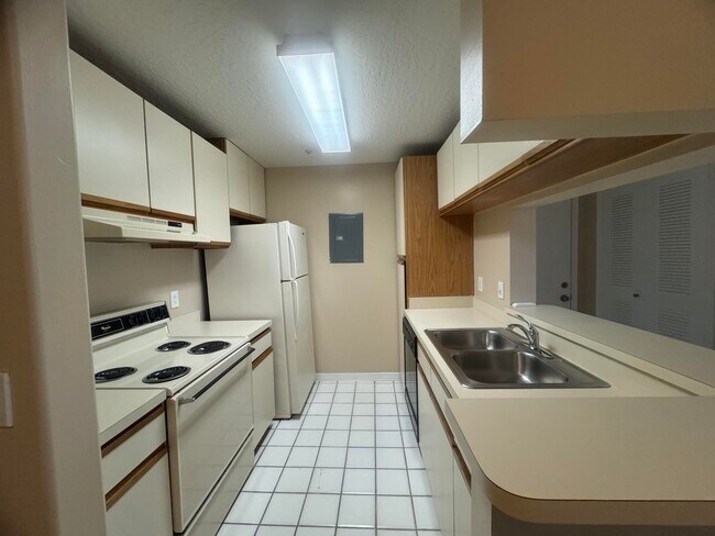 Building Photo - 7667 N Wickham Rd