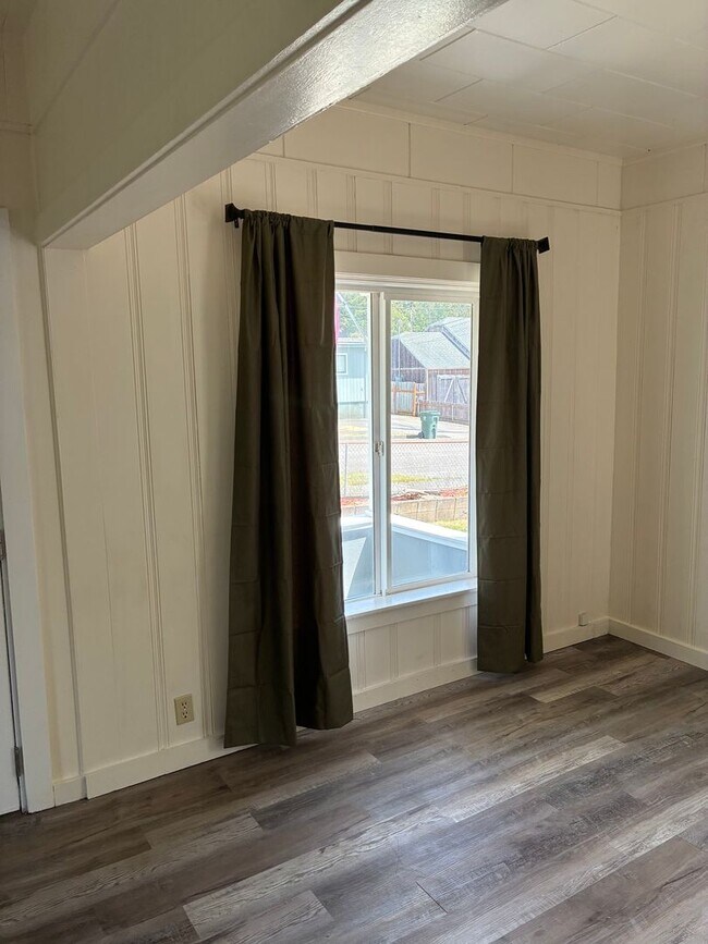 Building Photo - Country Charmer in Town Coquille
