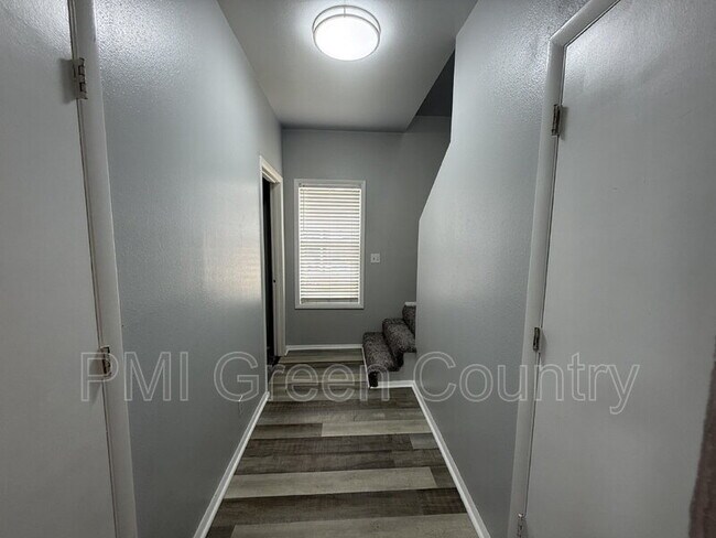 Building Photo - 212 W Pecan St