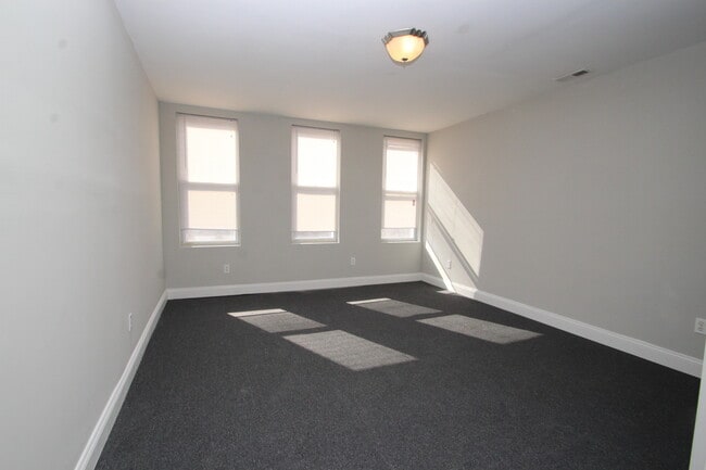 Building Photo - Updated & Lovely Harwood 3bd/1ba rowhome w...