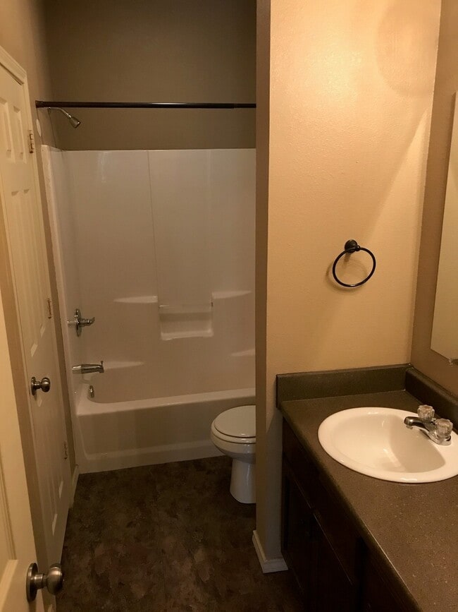 Guest bath - 4215 Castlegate Dr