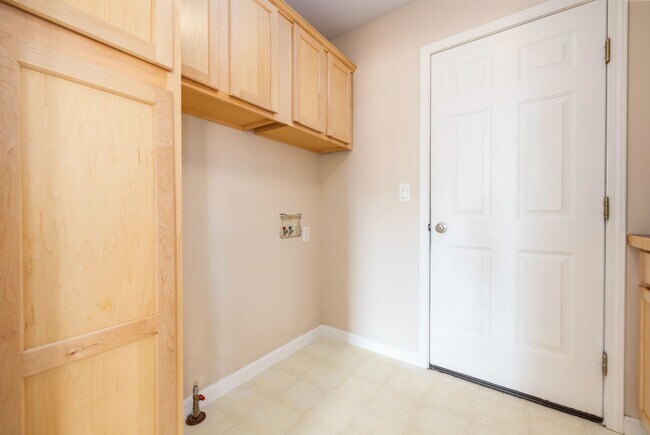 Building Photo - 4 Bedroom 2.5 Bath home on a cul-de-sac