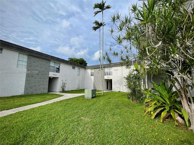 Building Photo - 10385 N Kendall Dr