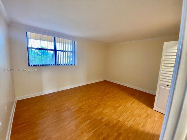 Building Photo - 8881 Fontainebleau Blvd