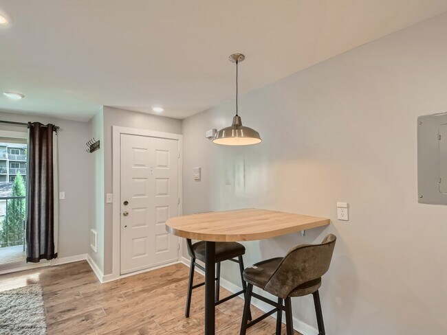 Built in eating area - 2100 Ridge Dr