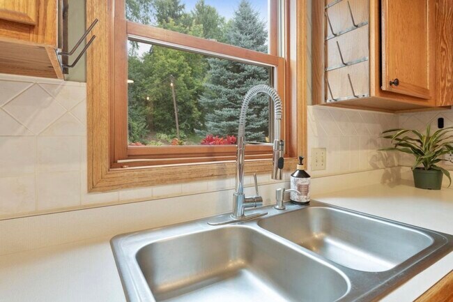 Building Photo - 1389 Camelback Dr