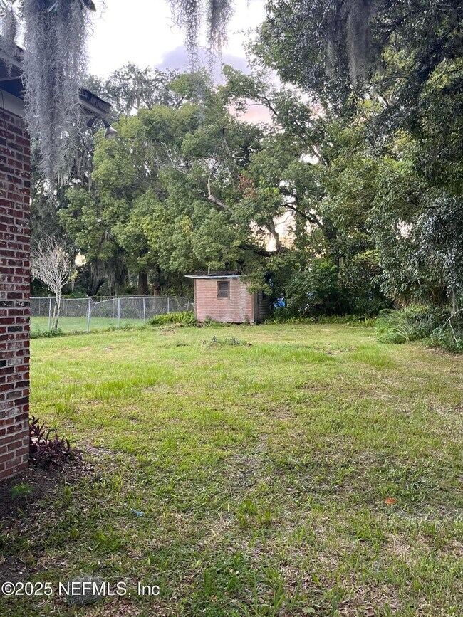 Building Photo - 6946 W Virginia Ave