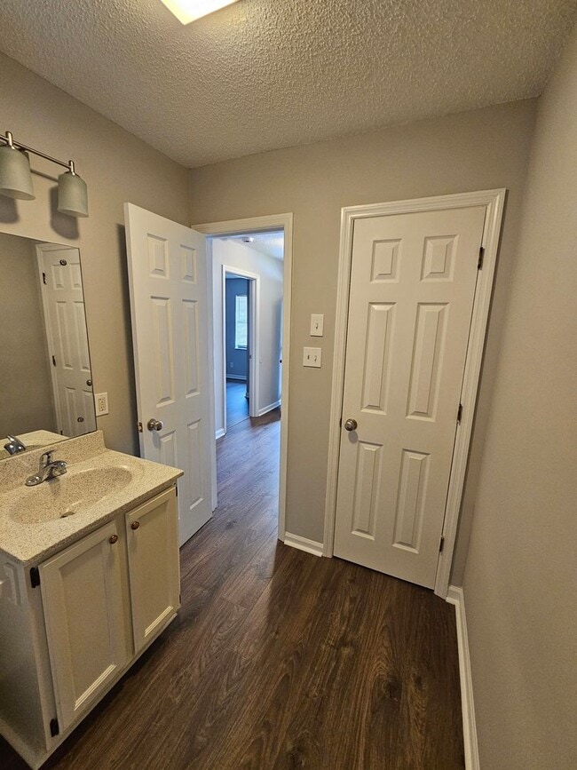 Building Photo - 2 Bedroom 2 Bath condo Powell available for immediate move in!