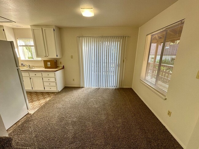 Building Photo - 2 Bedroom 2 Bathroom 2 Story House Walking...