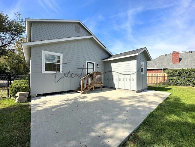 Building Photo - Spacious 4-Bedroom with Custom Finishes in...