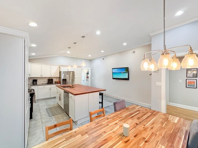 Building Photo - Large 4 bedroom, 3 bath home recently updated near Chickasaw Gardens