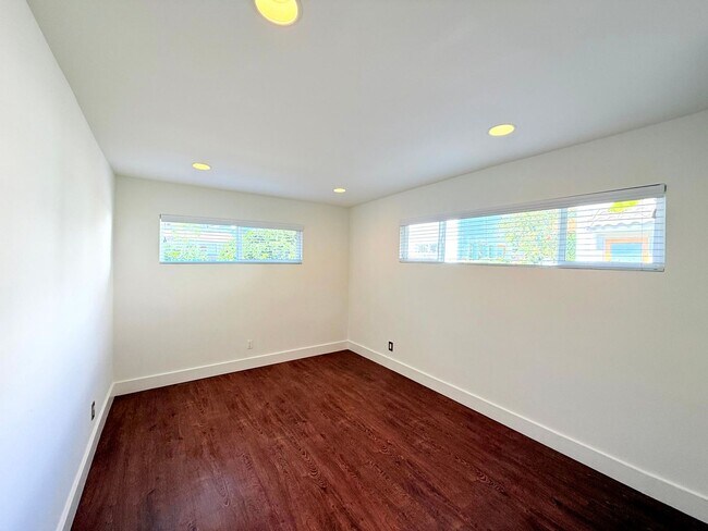 Building Photo - 4447 Lockwood Ave
