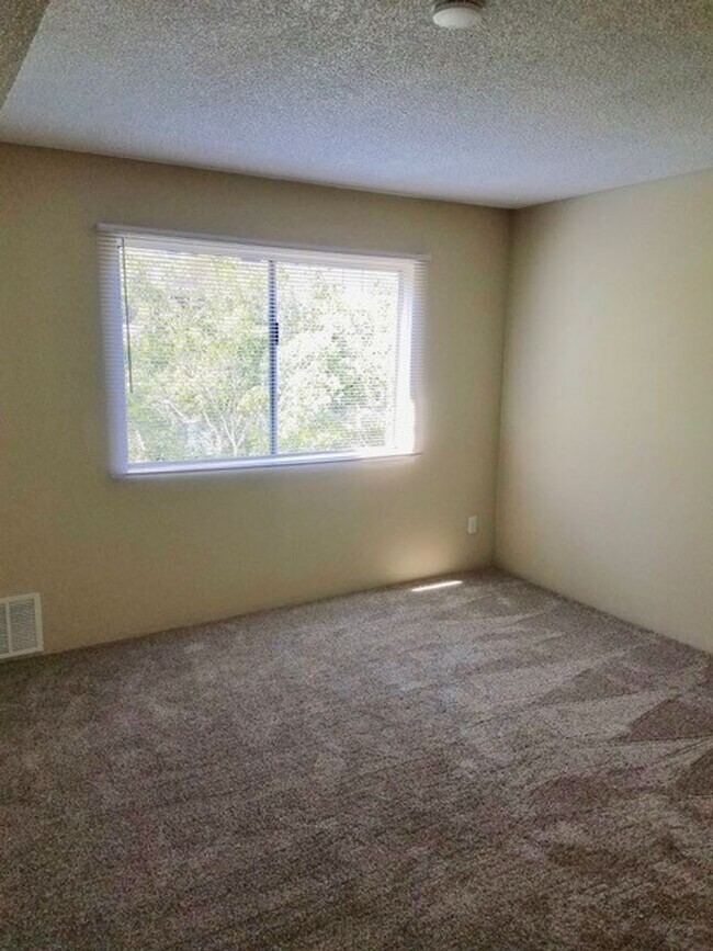 Building Photo - One Bedroom One bath at fabulous Horn Plaz...