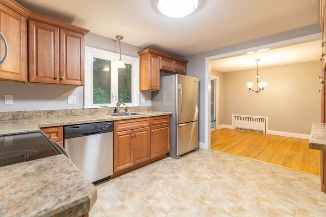 Building Photo - 3 Bedroom, 2 Bathroom home with Finished B...