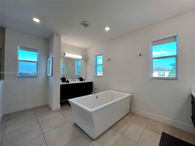 Building Photo - 11 NW 122nd Ave