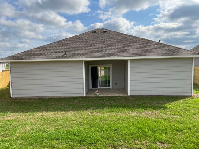 Building Photo - 3 BR/2 BA Corsicana Home