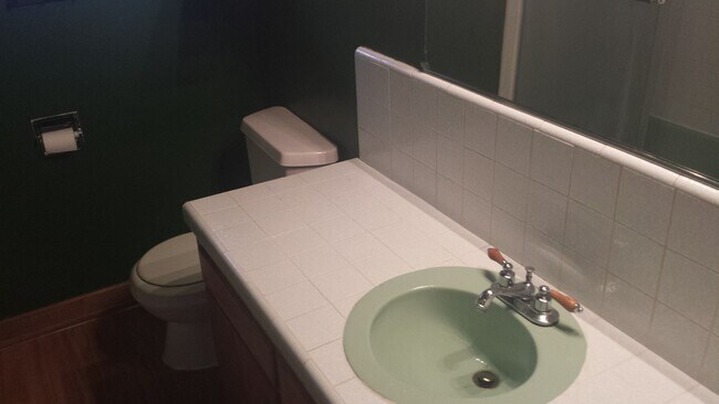 Building Photo - Single level 2 bedroom with 2 car garage