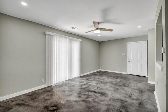 Building Photo - 2808 Skyway Cir
