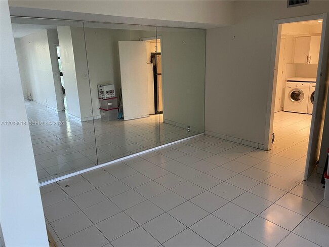Building Photo - 1121 Crandon Blvd
