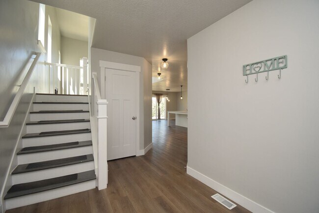 Building Photo - Quiet Family Friendly 4 Bed Home in Bluffdale!!