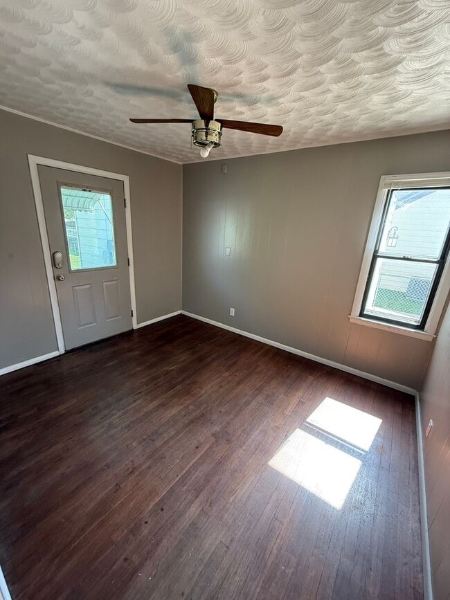 Building Photo - 3 Bedroom Single family with fenced in yard