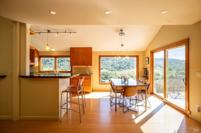 Building Photo - 452 Chestnut Ave