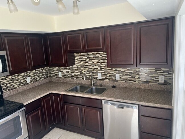 Building Photo - 5382 Leicester Ct