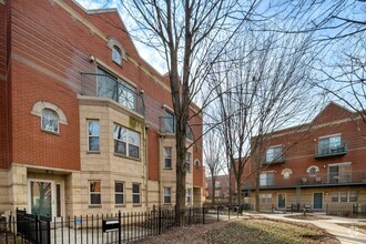 Building Photo - 4530 S Woodlawn Ave
