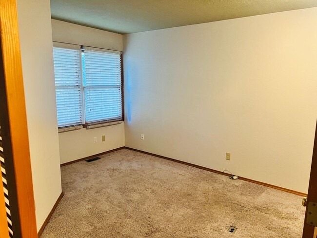 Building Photo - Amazing Attached Home in Lake Oswego is a Must See!