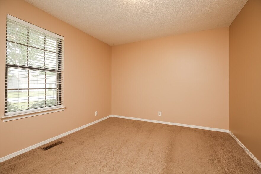 Building Photo - 2621 Deerpath Dr