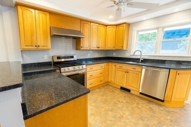 Building Photo - 133 Brattle St