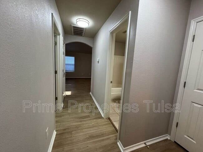 Building Photo - 10333 E 112th St S