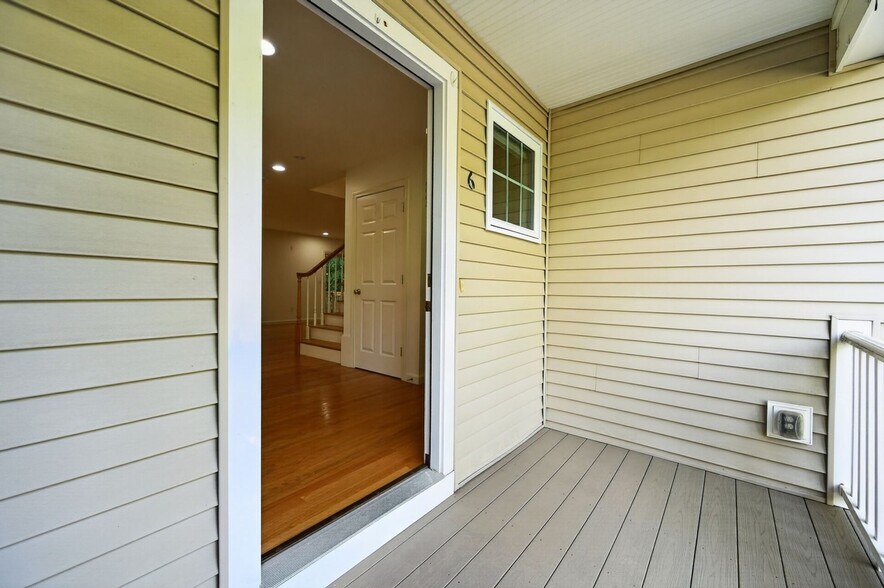 Building Photo - 6 Whitman Ln