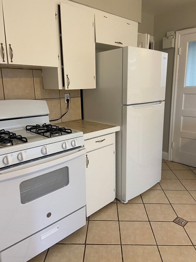 Building Photo - Wonderful Cottage 3 Blocks from Beaverton HS and downtown Beaverton