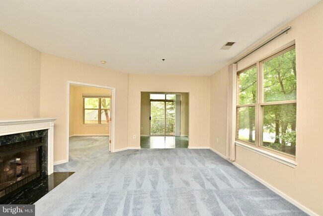 Building Photo - 11775 Stratford House Pl