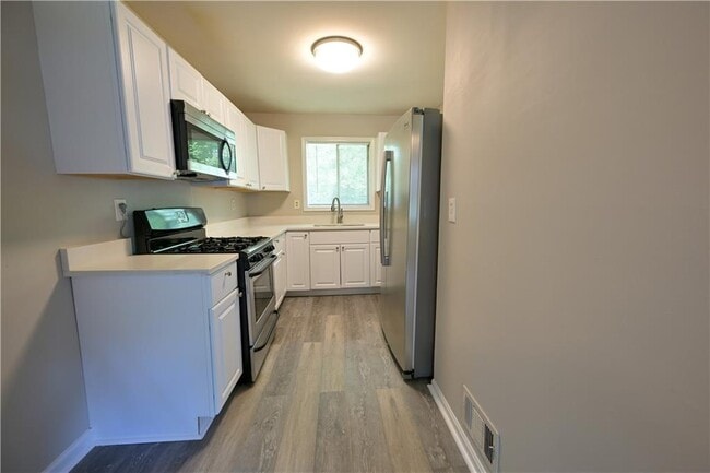 Building Photo - 2075 Claude St NW