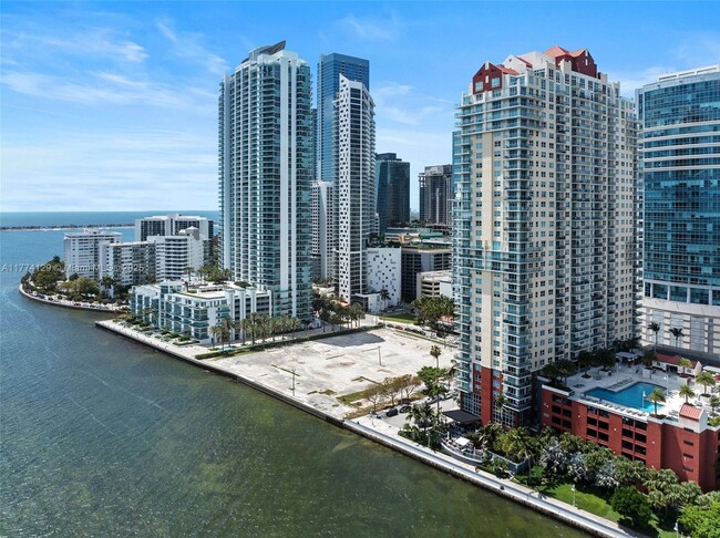 Building Photo - 1155 Brickell Bay Dr