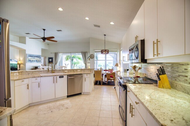 Building Photo - Seasonal Short-Term Single Family Pool Home in Pelican Pointe Golf & Country Club!