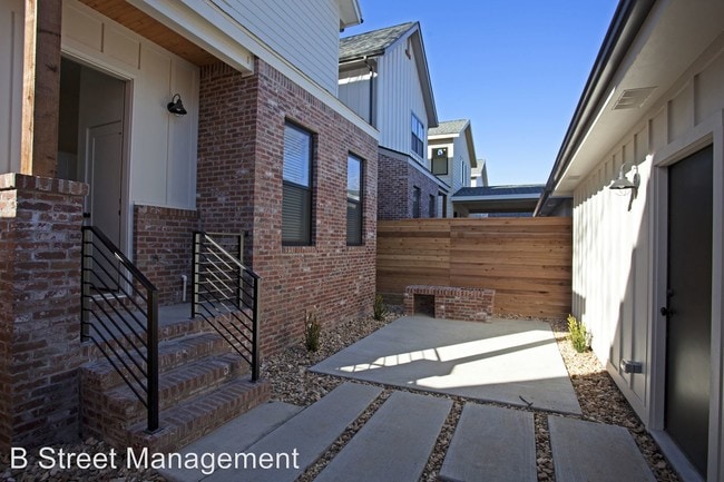 Building Photo - 4 br, 3.5 bath House - 329 SW D Street