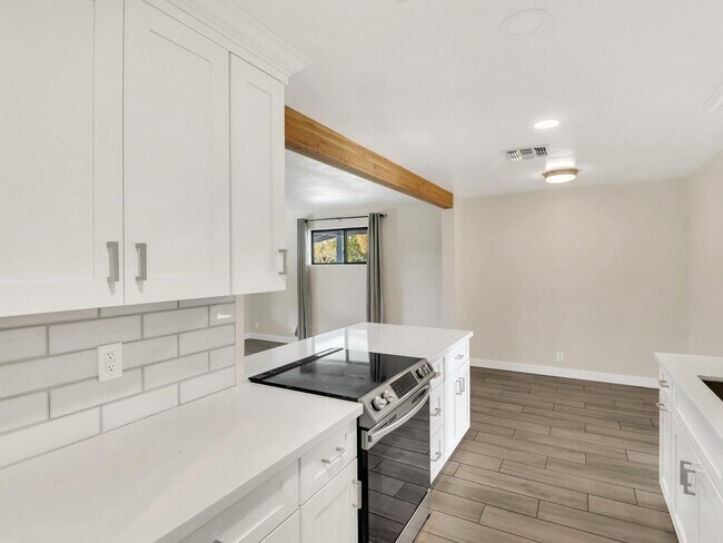 Building Photo - 544 W 17th Pl