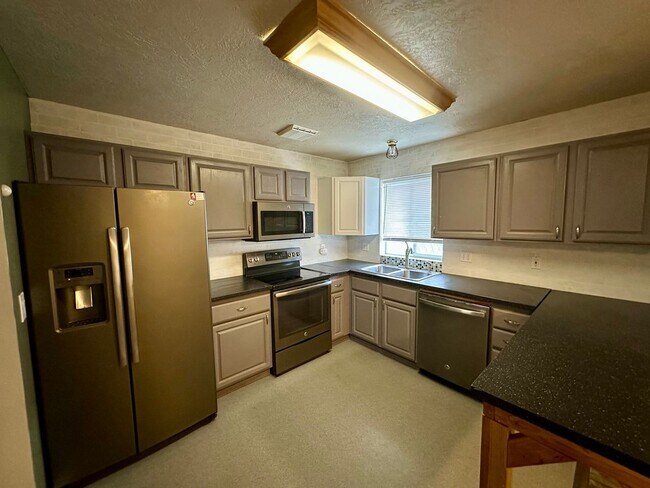 Building Photo - PENDING APPLICATION- Beautiful 3 Bedroom S...