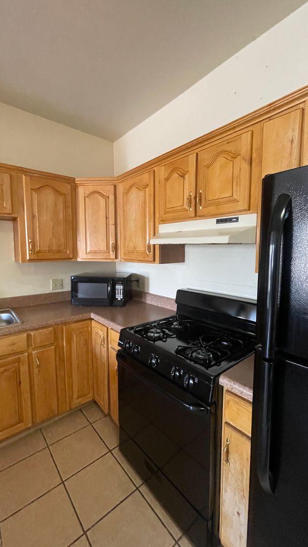 Building Photo - Modern town home with AC. 3/2. Covered, off-street parking, easy care yard.  Ample kitchen. Lamin...