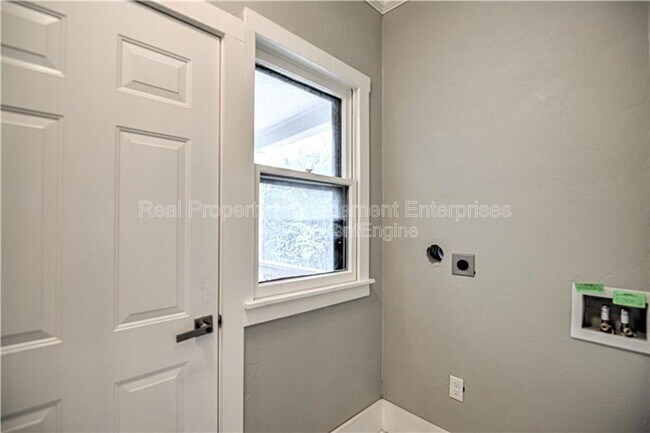 Building Photo - 1118 NW 33rd St